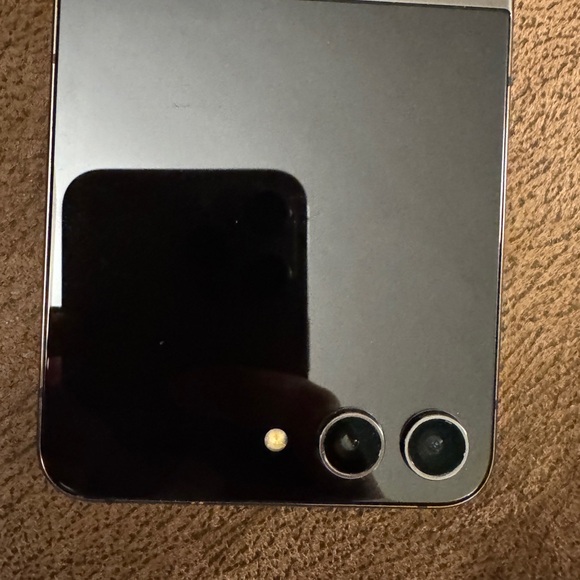 Samsung Galaxy Flip 5- 256GB - Picture 6 of 6